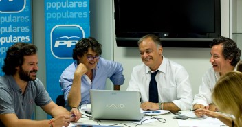 Esteban González Pons y Jorge Moragas en la reunión de la vicesecretaría de Comunicación