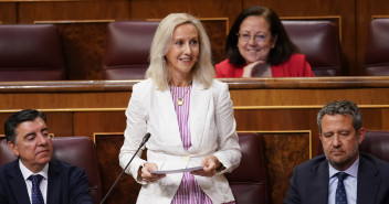 Marta González durante la sesión de control al Gobierno