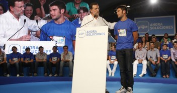 Mariano Rajoy charla con un joven durante su mitin en Palma de Mallorca