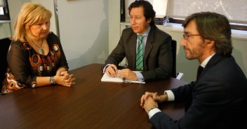 Floriano y Oyarzabal se reúnen con la presidenta de la AVT, Ángeles Pedraza
