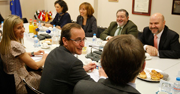 Alfonso Alonso preside una reunión con el CERMI