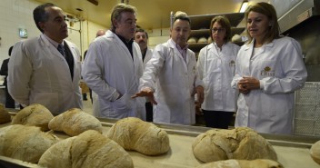 Cospedal durante su visita a la fábrica de pan de Osuá en Outeiro de Rei (Lugo)