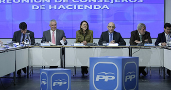 María Dolores de Cospedal y Cristóbal Montoro se reúnen con los consejeros de Hacienda del PP