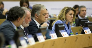 María Dolores de Cospedal con Esteban González Pons y Jaime Mayor Oreja