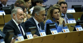 María Dolores de Cospedal con Esteban González Pons y Jaime Mayor Oreja