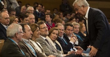 Javier Arenas saludando a Mariano Rajoy 