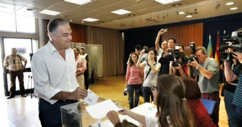Esteban González Pons votando en Valencia