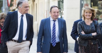 Esteban González Pons, Rosa Estarás y Pedro Sanz en la reunión del GPPE