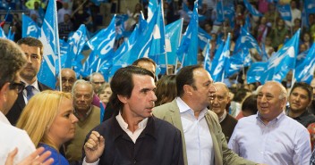 José María Aznar y Pedro Sanz a su llegada al acto