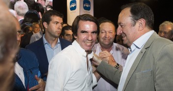 José María Aznar y Pedro Sanz a su llegada al acto