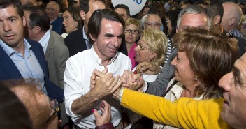 José María Aznar saluda a los asistentes al acto en Logroño