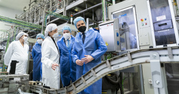 Pablo Casado y Alfonso Fernández mañueco en su visita a la fábrica de café PROSOL, en Venta de Baños (Palencia)