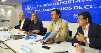 María Dolores de Cospedal preside una reunión con los portavoces parlamentarios