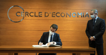 Pablo Casado firma en el libro de visitas del Cicle D´Economia