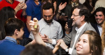 Mariano Rajoy saluda a algunos jóvenes a su llegada al acto