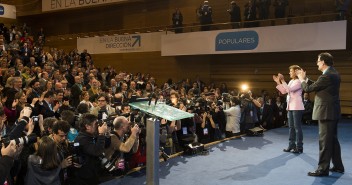Rajoy y Cospedal recibiendo una ovación en la Convención Nacional