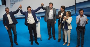 El Candidato a la Alcaldía de Pontevedra, Jacobo Moreira, junto a Rajoy, Núñez Feijoo, Ana Pastor y Carlos Floriano