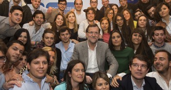 Mariano Rajoy con jóvenes de NNGG