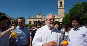 El candidato Miguel Arias Cañete durante su visita a Lora del Río, Sevilla