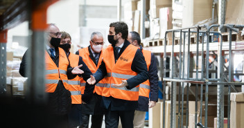 Pablo Casado visita en Barcelona una empresa de logística, distribución e integración