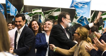 Mariano Rajoy y Juanma Moreno en el acto de cierre de campaña