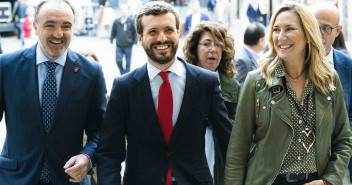 Pablo Casado interviene antes los medios en su visita al Ayuntamiento de Pamplona.