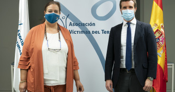 Pablo Casado con la presidenta de la AVT, Maite Araluce