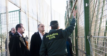 Esteban González Pons y Carlos Iturgaiz en la valla de Melilla