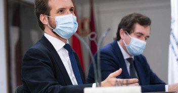 Pablo Casado con la presidenta de la AVT, Maite Araluce