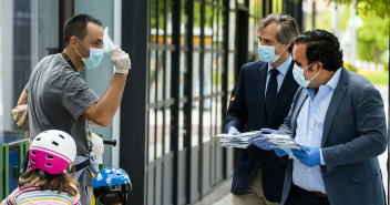 Antonio González Terol reparte mascarillas en Boadilla del Monte