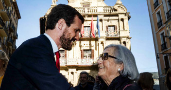 Pablo Casado interviene antes los medios en su visita al Ayuntamiento de Pamplona.