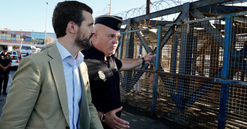 Pablo Casado visitas el puesto fronterizo de Ceuta