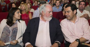 Miguel Arias Cañete con Juanma Moreno y Beatriz Jurado