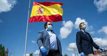 Antonio González Terol reparte mascarillas en Boadilla del Monte