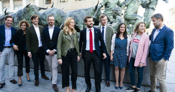 Pablo Casado interviene antes los medios en su visita al Ayuntamiento de Pamplona.