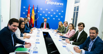 Pablo Casado interviene antes los medios en su visita al Ayuntamiento de Pamplona.