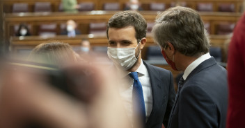 El presidente del Partido Popular, Pablo Casado, y Antonio González Terol antes de comenzar la Sesión de Control al Gobierno