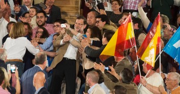 Mariano Rajoy se hace un selfie con los asistentes al acto en Toledo