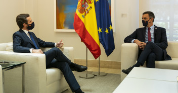 Fotos encuentro entre Pedro Sanchez y Pablo Casado en Moncloa