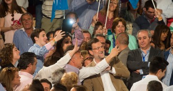 Mariano Rajoy se hace un selfie con los asistentes al acto en Toledo