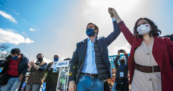 Pablo Casado e Isabel Díaz Ayuso en el acto de de campaña en Majadahonda