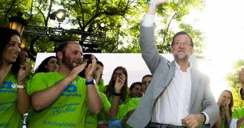 Mariano Rajoy junto a jóvenes de NNGG en Sevilla