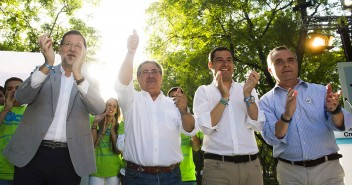Mariano Rajoy junto al candidato a la alcaldía de Sevilla, Juan Ignacio Zoido y Juanma Moreno