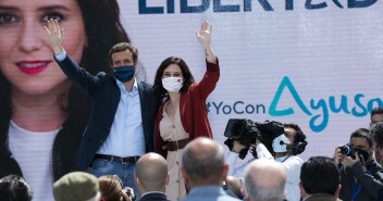 Pablo Casado e Isabel Díaz Ayuso en el acto de de campaña en Majadahonda