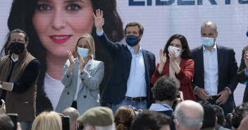 Pablo Casado e Isabel Díaz Ayuso en el acto de de campaña en Majadahonda junto a Ana Camíns, Javier Fernández-Lasquetty y Jose Luis Álvarez Ustarroz