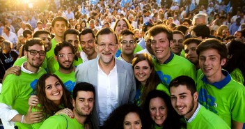 Mariano Rajoy junto a varios de los asistentes al mitin