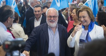 Miguel Arias Cañete interviene en un acto en Zaragoza con Luisa Fernanda Rudi