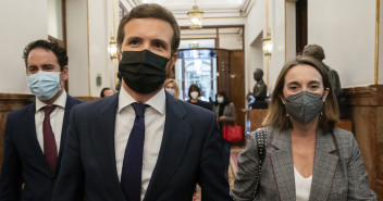 El presidente, Pablo Casado, en el debate de los PGE acompañado de Cuca Gamarra y el secretario general, Teodoro García Egea