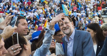 Mariano Rajoy da la vuelta al ruedo saludando a los asistentes en Valencia