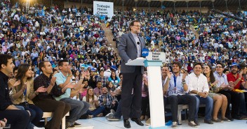 Mariano Rajoy botando en el mitin de Valencia